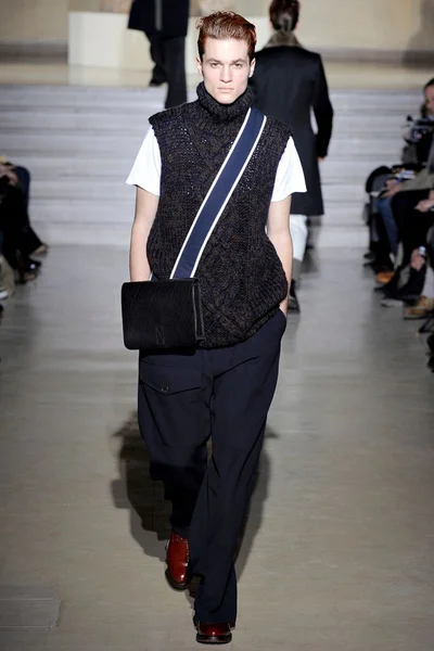 Look 16
